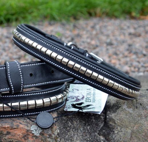 Premium dog collar in natural tanned leather and classic clincher